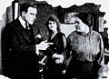 Photo tirée du film Sold at Auction (1917) (Frank Mayo, Marguerite Nichols et Ruth Lackaye).