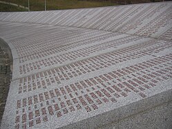 Une partie du mur de marbre avec les noms des victimes (2009)