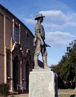 Статуя ветеранам испано-американской войны у муниципальной аудитории Уичито-Фолс, штат Техас LCCN2011631829.tif