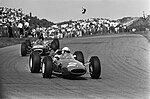 John Surtees i en Ferrari tätt följd av Dan Gurney i en Brabham-Climax.