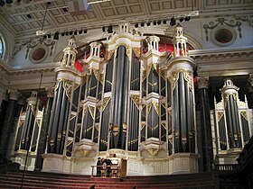 Le buffet du Sydney Town Hall Grand Organ. Au milieu, les tuyaux de 32 pieds.