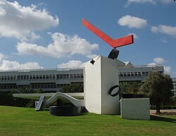 Een beeld door Yigal Tumarkin op de Universiteit van Tel Aviv