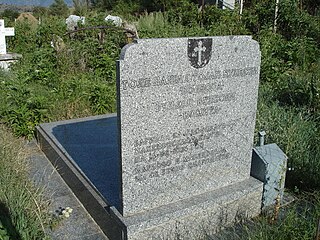 Гробот на Толе Паша и неговиот син Велјан на селските гробишта во неговото родно село Крушевица