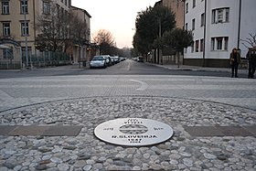 La pavimentazione della piazza Transalpina, rifatta con l'indicazione della linea di confine