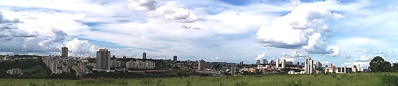 Ficheiro:Vista parcial do Centro e da Zona Oeste a partir da Rodovia Fábio Talarico, Franca, SP, Brasil.jpg