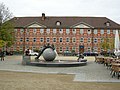 Nikolaiplatz-Brunnen mit Nikolaus (rechts) von Bernd Göbel und dem ehemaligen Nikolaihospital im Hintergrund