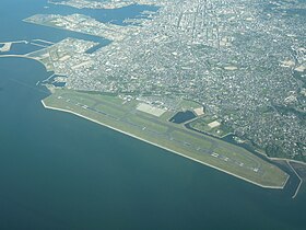 Yamaguchi-Uben lentoasema, taustalla Uben kaupunkia