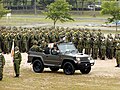 観閲官が乗車する車両フロントガラス中央の白色が車両標識