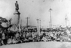 1924年，臺灣議會請願團抵達東京車站時，與前來歡迎的當地臺灣留學生共同合影。