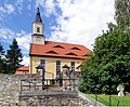 Kirche, Leichenhalle, Kriegerdenkmal für Gefallene des Ersten Weltkrieges und Gedenktafel für die Gefallenen des Zweiten Weltkrieges, Kirchhofsmauer, VDN-Gedenkstein und Stein für ein aus Frankreich stammendes Opfer des Zweiten Weltkrieges sowie verschiedene historische Grabmale (Einzeldenkmale der Sachgesamtheit 09304843)