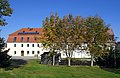 Herrenhaus, daran angebautes Wirtschaftsgebäude und Taubenhaus eines Rittergutes sowie Teich am Herrenhaus