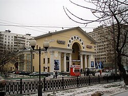 Кинотеатр «Победа» (арх. И. В. Жолтовский)— одно из самых узнаваемых зданий на Абельмановской улице