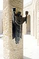 مجسم مسيحي لملاك يحمل مشعلين بالمقبرة الألمانية.
