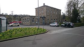 Blick auf Bahnhof und Vorplatz