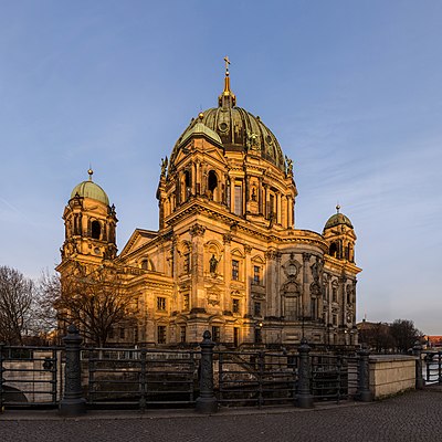 Die Berlynse Domkerk in die vroeë oggendlig, soos gesien vanaf die ooste.
