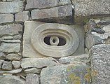 On peut remarquer sur le pignon du manoir une remarquable bouche à feu monolithique en forme d’œil, probablement l’une des plus belles de Bretagne.