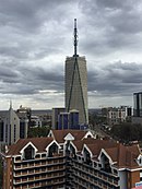 Vänster: Östafrika är ämnet denna vecka. Höger: Britam Tower, högsta byggnaden i Kenya.