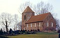 Kirche mit Kirchhof in einem kleinen ostfriesischen Dorf