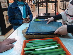 Fabrication moderne du papier à base de papyrus.