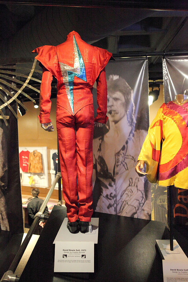 Ziggy-Stardust-Bühnenkostüm von Burretti aus dem Jahr 1972, Rock and Roll Hall of Fame, Cleveland (Ohio)
