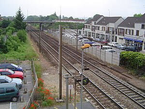 Environnement de la gare vue de la passerelle au-dessus de l'ancien passage à niveau.