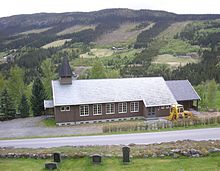 Reinlivegen (FV221) går mellom Reinli kapell og Reinli stavkyrkje.