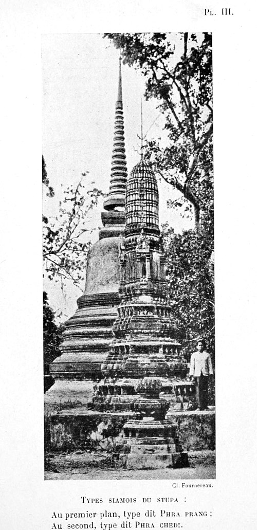 Types siamois du stupa : Au premier plan, type dit Phra prang ; Au second, type dit Phra chedi.