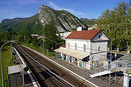 La gare vue en direction de Lyon depuis la passerelle reliant les deux quais avec le Néron en arrière-plan.