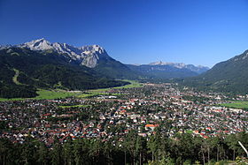 Garmisch-Partenkirchen aveuc chés sommets éd l'Alpspitze et pi deul Zugspitze.