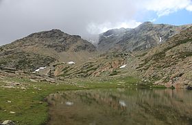 Vue du Capu a u Verdatu, au centre-droit de l'image, depuis le lac de Ghiarghe Rosse.