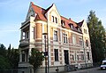 Villa mit Nischenfigur in Fassade und Gartenpavillon