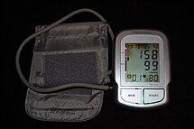 Magas vérnyomásra jellemző értékeket mutató vérnyomásmérő készülék