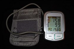 Vérnyomásmérő automata készülék, amely magas vérnyomásra utaló értékeket (158/99) mutat