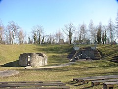 Ruiny něhdyšeho hrodźišća – najstarše kamjentne twarjenja Sakskeje