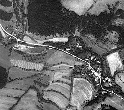 Letecký snímek vesnice z 50. let 20. století