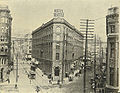 La unua situo de la biblioteko estis en la tria etaĝo de "Occidental Block", 1891-1894; la konstruaĵo poste fariĝis "Hotel Seattle" (la foto estas el 1900).