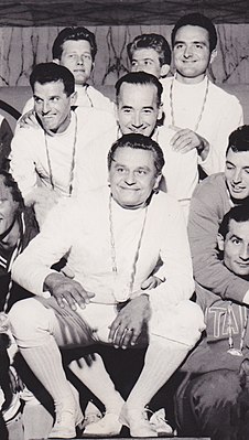 Команда венгерских саблистов на Олимпийских играх 1960 года. Ковач в центре над головой присевшего Аладара Геревича