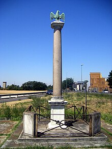 Une colonne haute de 1,50 mètre avec un aigle au sommet.