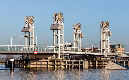 Stadsbrug (Ponte da Cidade) é uma ponte de elevação vertical que cruza o rio Issel em Kampen, província de Overissel, Países Baixos. A primeira ponte que liga Kampen e IJsselmuiden foi construída em 1448. Era então uma travessia de madeira permanente que dificultava a navegação no rio Issel e foi recebida com insatisfação por outras cidades ao longo do rio. Em 1589, foi construída uma segunda versão da ponte e em 1638, uma terceira. A quarta variante da ponte foi construída em 1784. Era uma ponte basculante com dois vãos de elevação. Em 1872, a ponte foi reconstruída e desde então se tornou uma estrutura de aço. Durante a Segunda Guerra Mundial, ela foi explodida duas vezes (1940, 1945) e reconstruída a cada vez. Em 1962, a ponte basculante foi transformada em ponte elevatória. A última reconstrução da ponte ocorreu em 1998-1999. (definição 3 984 × 2 486)