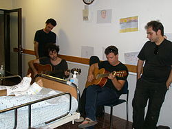 חברי כנסיית השכל מופיעים בהתנדבות במרכז הרפואי שיבא. בתמונה, מימין לשמאל:דניאל זייבלט, דוד ראסד, יורם חזן, רן אלמליח.