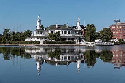 Pavilhão do Lago, um edifício histórico em Peblinge Sø, Copenhague, Dinamarca. (definição 5 446 × 3 631)