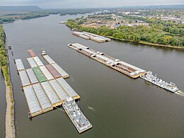 Drie duwkonvooien bij La Crosse (Wisconsin) op de Boven-Mississippi. De konvooien kunnen tientallen duwbakken tellen.