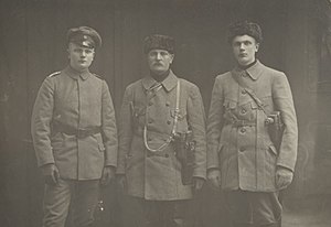 Matti Laurilla keskellä poikiensa Matin (vas.) ja Ilmarin kanssa 1. maaliskuuta 1918.