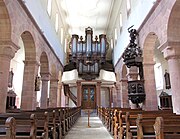 Vue intérieure de la nef vers la tribune d'orgue.