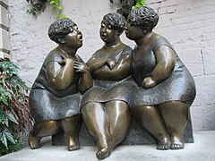 Les Chuchoteuses, bronze de Rose-Aimée Bélanger.