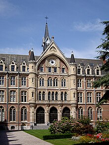 Universite catholique de Lille in Lille has a dual system with universities and grandes ecoles. Lille catho entree.JPG