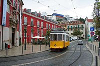 Un vecchio tram in Largo Portas do Sol, davanti al Museu de Artes Decorativas (l'edificio rosso sulla sinistra).