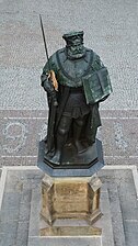 Standbeeld van hertog Hanfried, stichter van de universiteit, op de Marktplatz