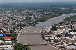 Veduta aerea con i ponti sul fiume Piura