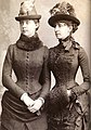 Marguerite et sa belle-mère Marie-Thérèse de Bragance, dans les années 1880.